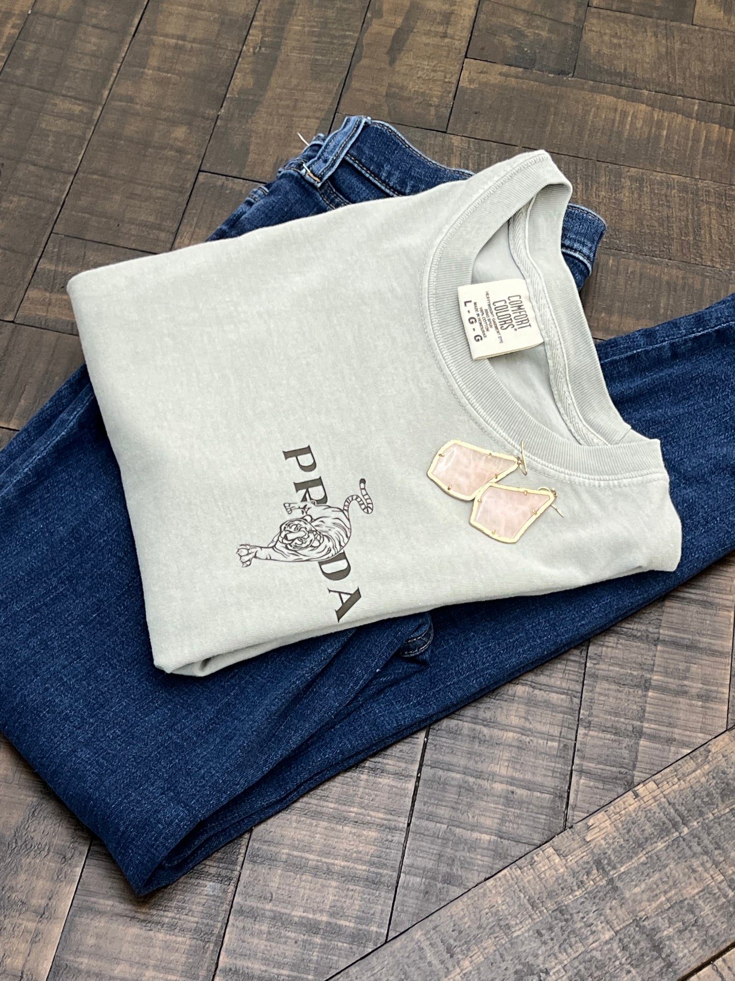 Tiger Pocket Design Comfort Colors Bay Color Tshirt